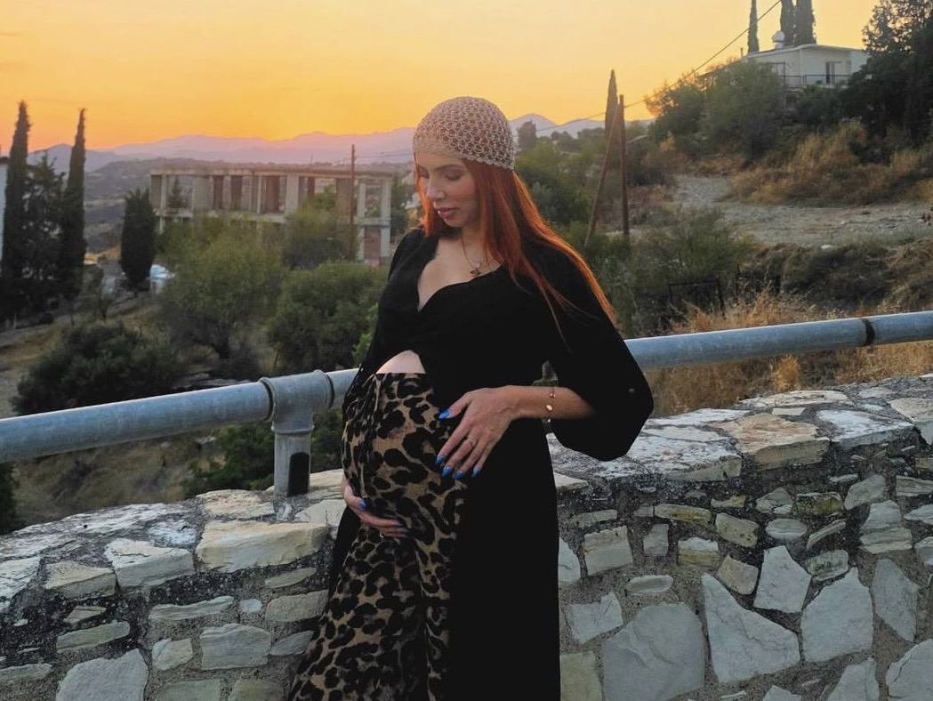 &Chi;&rho;&iota;&sigma;&tau;&iota;ά&nu;&alpha; &Theta;&epsilon;&omicron;&delta;ώ&rho;&omicron;&upsilon;: &Eta; &chi;&iota;&omicron;&upsilon;&mu;&omicron;&rho;&iota;&sigma;&tau;&iota;&kappa;ή &phi;&omega;&tau;&omicron;&gamma;&rho;&alpha;&phi;ί&alpha; &mu;&epsilon; &tau;&eta;&nu; &kappa;ό&rho;&eta; &tau;&eta;&sigmaf; &pi;&omicron;&upsilon; &pi;&alpha;&rho;&iota;&sigma;&tau;ά&nu;&epsilon;&iota; &tau;&eta;&nu; έ&gamma;&kappa;&upsilon;&omicron;