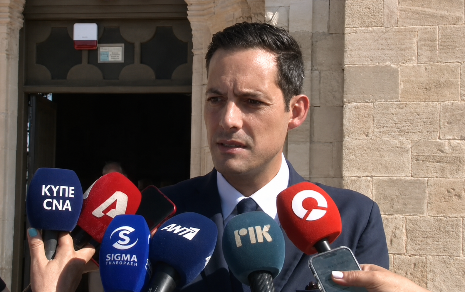 K&upsilon;&beta;έ&rho;&nu;&eta;&sigma;&eta; &kappa;&alpha;&tau;ά &Delta;&Eta;&Sigma;&Upsilon; &kappa;&alpha;&iota; &Alpha;&Kappa;&Epsilon;&Lambda;: &laquo;&Eta; &tau;&alpha;ύ&tau;&iota;&sigma;&eta; &epsilon;ί&nu;&alpha;&iota; &pi;&lambda;έ&omicron;&nu; &kappa;&alpha;&theta;&eta;&mu;&epsilon;&rho;&iota;&nu;ή &delta;&iota;&alpha;&pi;ί&sigma;&tau;&omega;&sigma;&eta;&raquo;