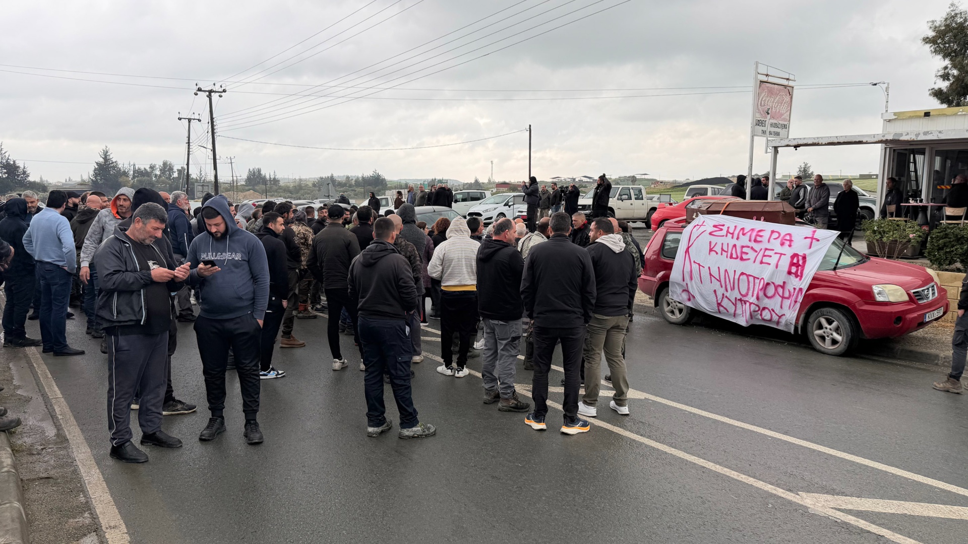 &Sigma;&tau;&alpha; ά&kappa;&rho;&alpha; &eta; &delta;&iota;&alpha;&mu;ά&chi;&eta; &gamma;&iota;&alpha; &tau;&iota;&sigmaf; &alpha;&pi;&omicron;&zeta;&eta;&mu;&iota;ώ&sigma;&epsilon;&iota;&sigmaf;: &Sigma;&tau;&eta;&nu; &Alpha;&sigma;&tau;&upsilon;&nu;&omicron;&mu;ί&alpha; &omicron;&iota; &Kappa;&tau;&eta;&nu;&iota;&alpha;&tau;&rho;&iota;&kappa;έ&sigmaf; &mu;&epsilon;&tau;ά &alpha;&pi;ό &alpha;&pi;&omicron;&kappa;&lambda;&epsilon;&iota;&sigma;&mu;ό &sigma;&tau;&eta; &Lambda;&epsilon;&upsilon;&kappa;&omega;&sigma;ί&alpha;