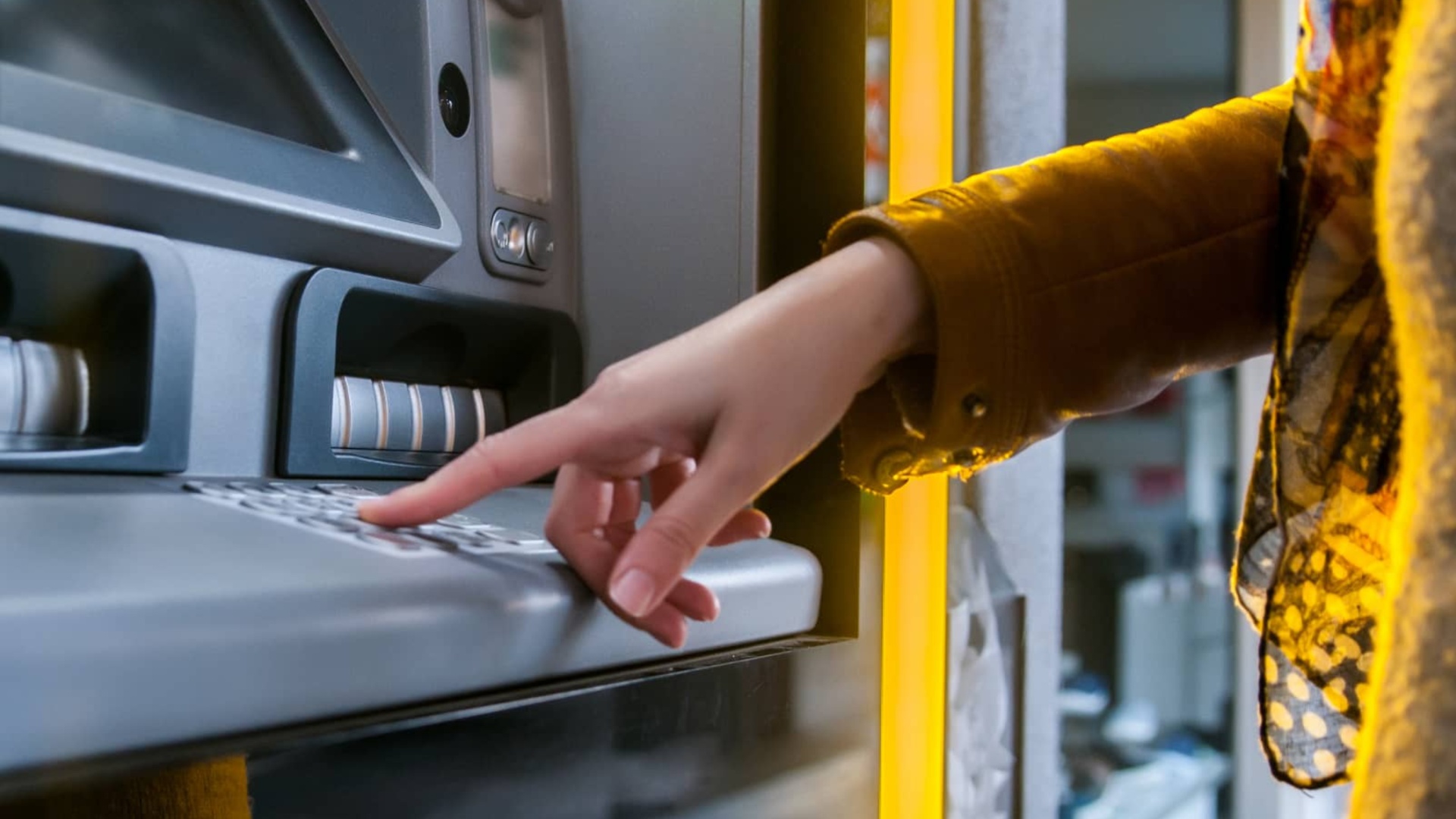 &Chi;ά&sigma;&mu;&alpha; &epsilon;&pi;&iota;&tau;&omicron;&kappa;ί&omega;&nu; &sigma;&tau;&eta;&nu; &Kappa;ύ&pi;&rho;&omicron;: &Mu;&epsilon;&gamma;ά&lambda;&epsilon;&sigmaf; &alpha;&pi;&omicron;&kappa;&lambda;ί&sigma;&epsilon;&iota;&sigmaf; &mu;&epsilon;&tau;&alpha;&xi;ύ &tau;&rho;&alpha;&pi;&epsilon;&zeta;ώ&nu; &kappa;&alpha;&iota; &alpha;&pi;ό&sigma;&tau;&alpha;&sigma;&eta; &alpha;&pi;ό &tau;&eta;&nu; &Epsilon;&upsilon;&rho;&omega;&zeta;ώ&nu;&eta;