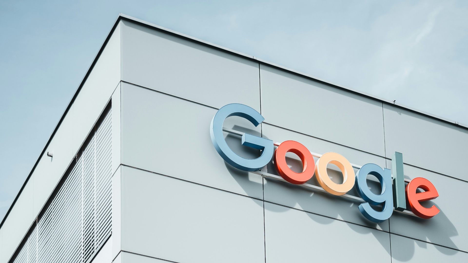 &Sigma;&epsilon;&iota;&sigma;&mu;ό&sigmaf; &sigma;&tau;&eta; Google: &Alpha;&pi;&omicron;&chi;&omega;&rho;&epsilon;ί &omicron; &theta;&rho;&upsilon;&lambda;&iota;&kappa;ό&sigmaf; Jeff Dean, &alpha;&lambda;&lambda;ά&zeta;&epsilon;&iota; &eta;&gamma;&epsilon;&sigma;ί&alpha; &eta; DeepMind