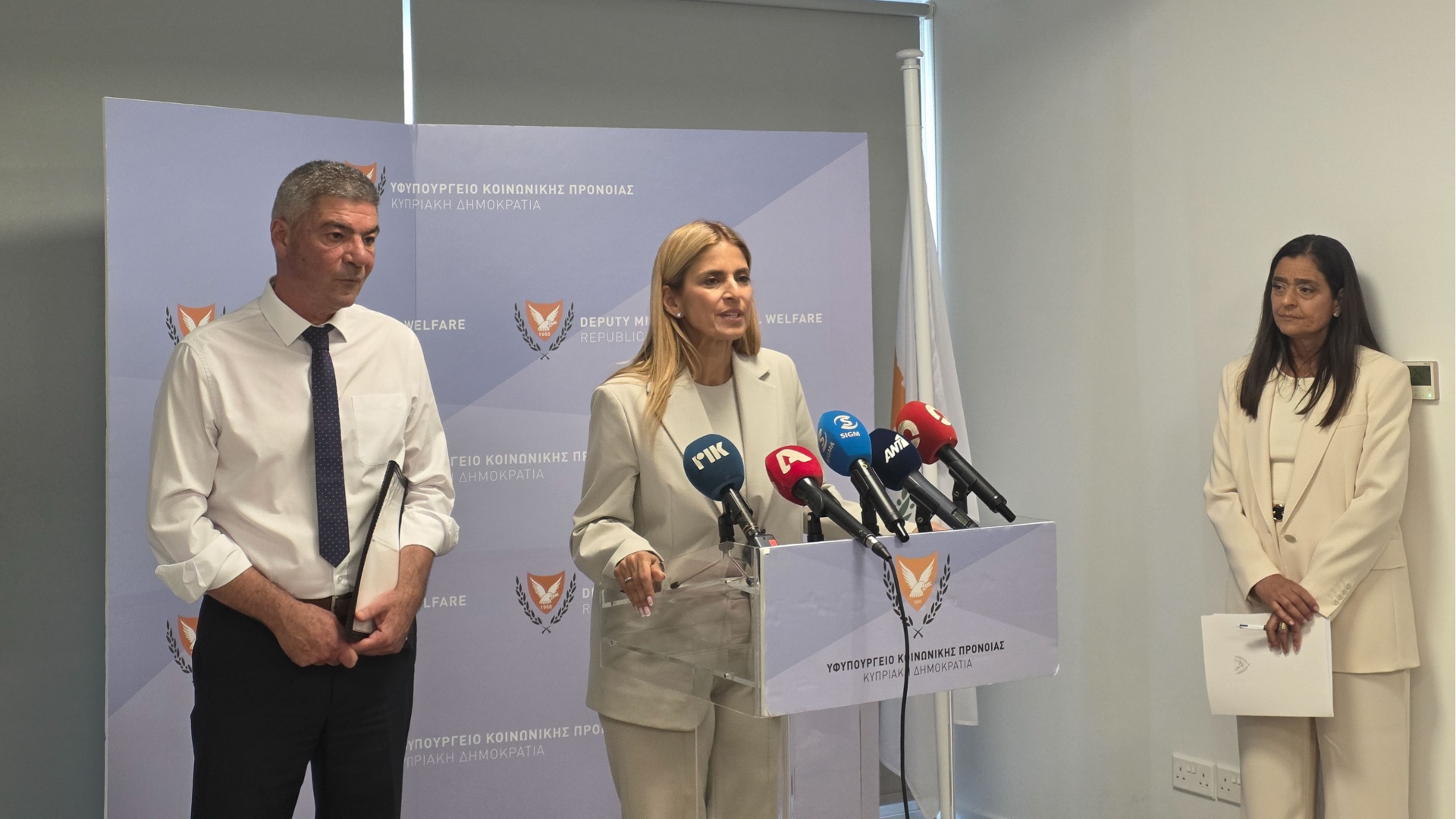 &Alpha;&lambda;&lambda;&alpha;&gamma;ή &sigma;&kappa;&upsilon;&tau;ά&lambda;&eta;&sigmaf; &sigma;&tau;&omicron; &Upsilon;&phi;&upsilon;&pi;&omicron;&upsilon;&rho;&gamma;&epsilon;ί&omicron; &Kappa;&omicron;&iota;&nu;&omega;&nu;&iota;&kappa;ή&sigmaf; &Pi;&rho;ό&nu;&omicron;&iota;&alpha;&sigmaf;: &laquo;&Delta;ί&pi;&lambda;&alpha; &sigma;&tau;&eta;&nu; &omicron;&iota;&kappa;&omicron;&gamma;έ&nu;&epsilon;&iota;&alpha; &tau;&eta;&sigmaf; &Kappa;ύ&pi;&rho;&omicron;&upsilon;&raquo; &delta;&eta;&lambda;ώ&nu;&epsilon;&iota;