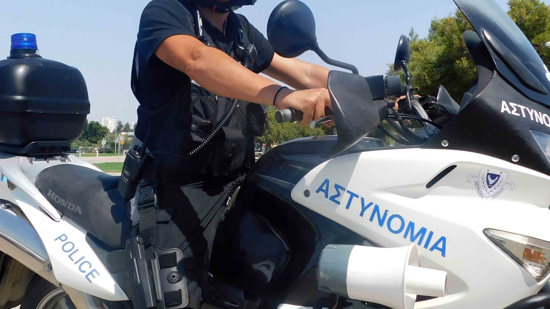 &Sigma;&tau;&omicron;&upsilon;&sigmaf; &delta;&rho;ό&mu;&omicron;&upsilon;&sigmaf; &omicron;&iota; &mu;&omicron;&tau;&omicron;&sigma;&iota;&kappa;&lambda;&epsilon;&tau;&iota;&sigma;&tau;έ&sigmaf;: &Tau;&rho;&iota;ή&mu;&epsilon;&rho;&omicron; &epsilon;&kappa;&delta;&eta;&lambda;ώ&sigma;&epsilon;&omega;&nu; &gamma;&iota;&alpha; &tau;&omicron;&upsilon;&sigmaf; &Iota;&sigma;&alpha;ά&kappa; &kappa;&alpha;&iota; &Sigma;&omicron;&lambda;&omega;&mu;&omicron;ύ