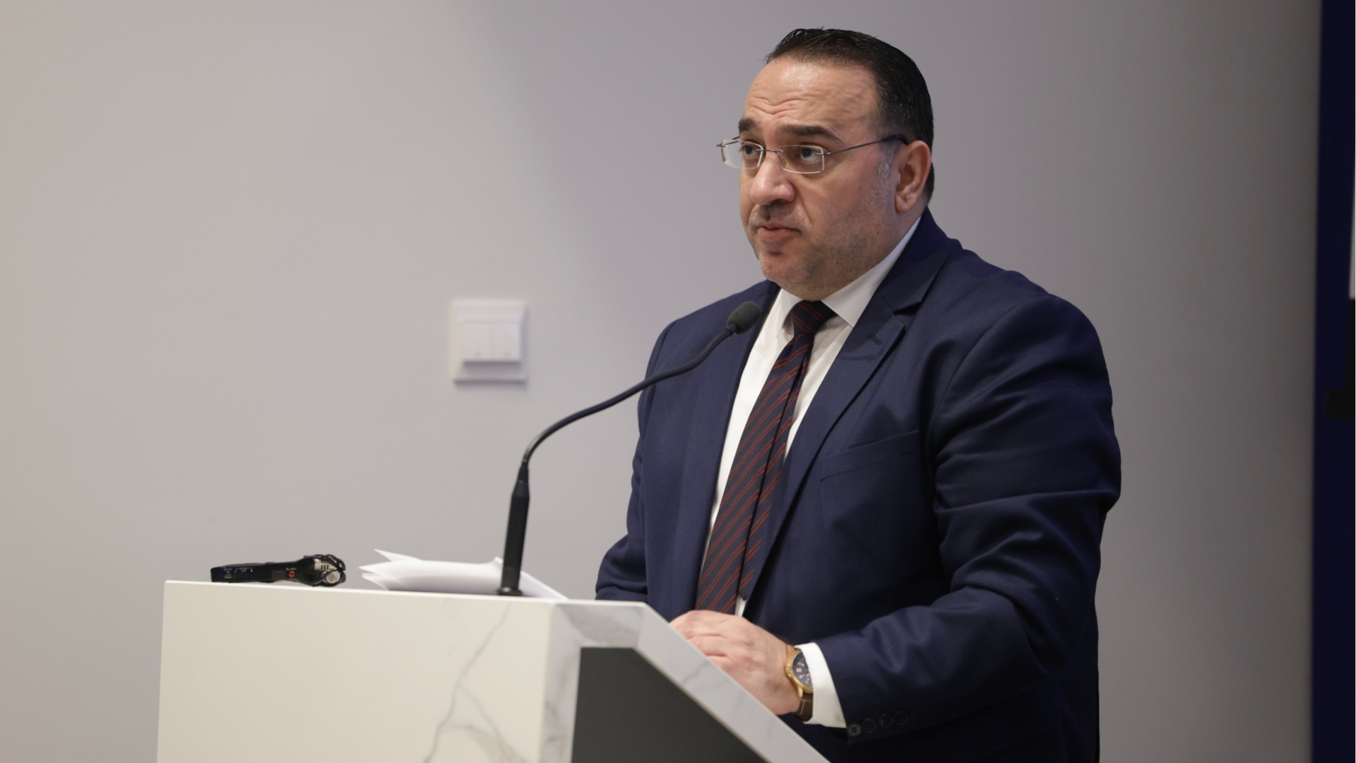 &Kappa;. &Kappa;&omicron;&upsilon;&mu;ή&sigmaf;: &laquo;&Alpha;&nu;&theta;&epsilon;&kappa;&tau;&iota;&kappa;ό&sigmaf; &omicron; &kappa;&upsilon;&pi;&rho;&iota;&alpha;&kappa;ό&sigmaf; &tau;&omicron;&upsilon;&rho;&iota;&sigma;&mu;ό&sigmaf; &pi;&alpha;&rho;ά &tau;&iota;&sigmaf; &delta;&iota;&epsilon;&theta;&nu;&epsilon;ί&sigmaf; &pi;&rho;&omicron;&kappa;&lambda;ή&sigma;&epsilon;&iota;&sigmaf;&raquo;