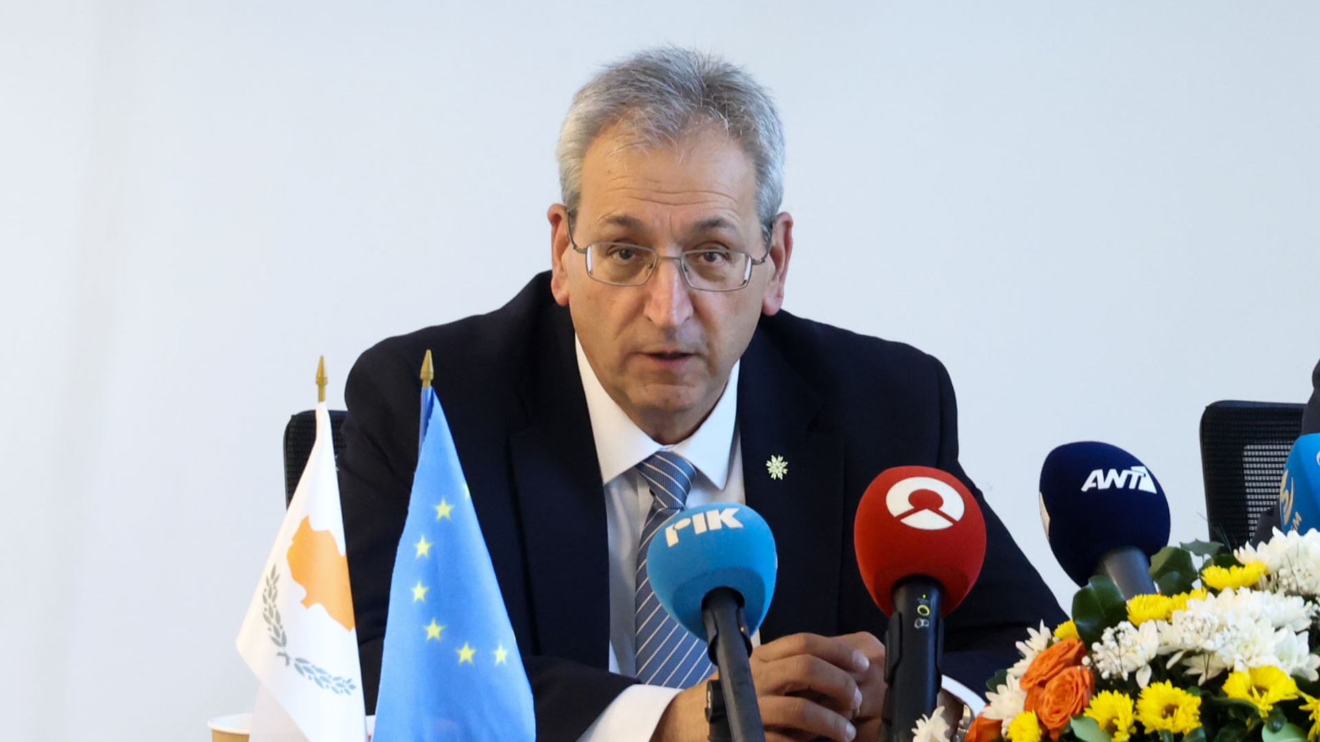 &Mu;. &Mu;&omicron;&upsilon;&sigma;&iota;&omicron;ύ&tau;&tau;&alpha;&sigmaf;: &laquo;&Alpha;&nu;&omicron;&iota;&chi;&tau;&omicron;ί &sigma;&epsilon; &alpha;&lambda;&lambda;&alpha;&gamma;έ&sigmaf; &sigma;&tau;&omicron; &nu;&omicron;&mu;&omicron;&sigma;&chi;έ&delta;&iota;&omicron; &gamma;&iota;&alpha; &tau;&iota;&sigmaf; &sigma;&upsilon;&nu;&tau;ά&xi;&epsilon;&iota;&sigmaf;, &alpha;&lambda;&lambda;ά &mu;&epsilon; &delta;&eta;&mu;&omicron;&sigma;&iota;&omicron;&nu;&omicron;&mu;&iota;&kappa;ό &iota;&sigma;&omicron;&zeta;ύ&gamma;&iota;&omicron;&raquo;