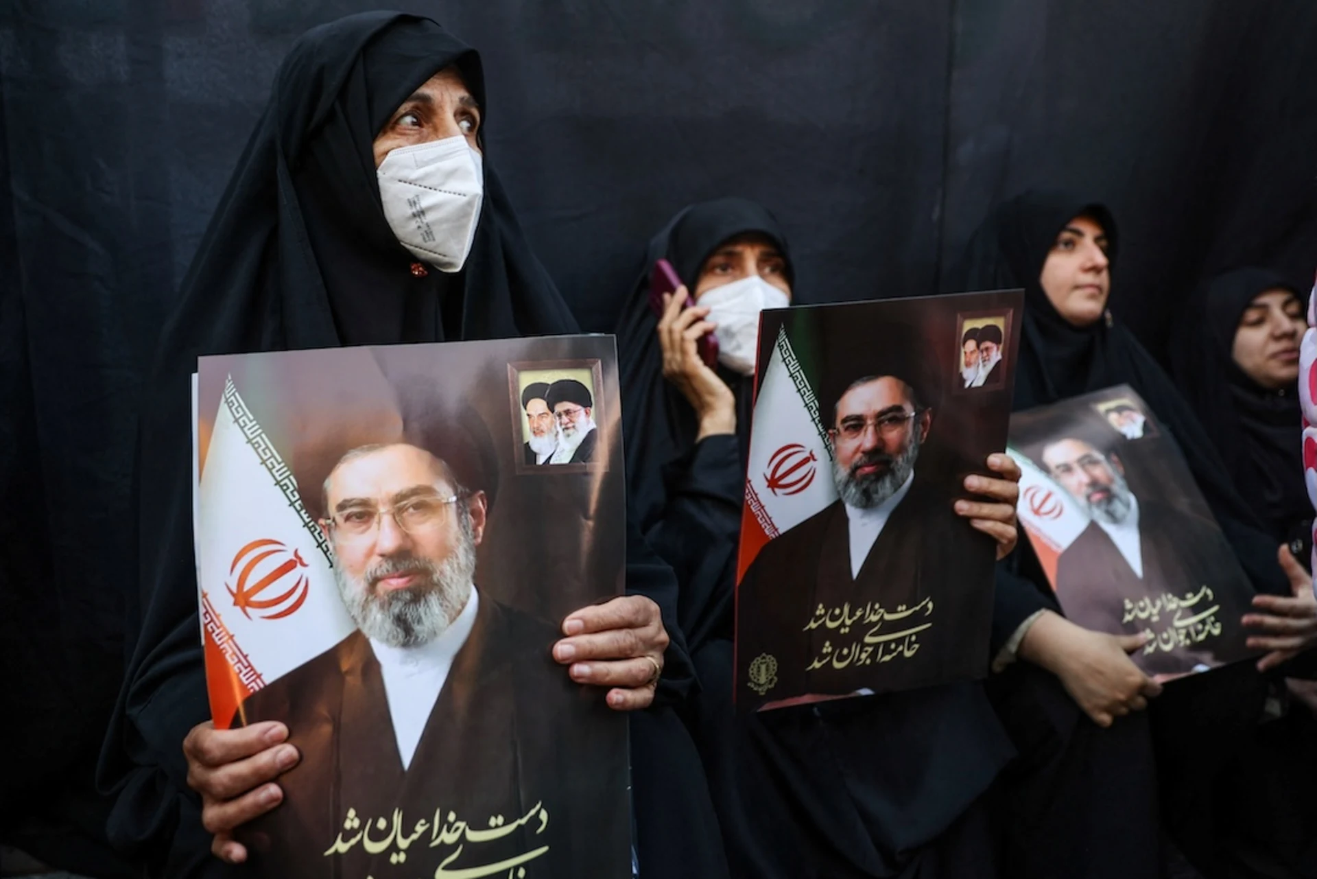 Iran International: &Omicron; &pi;&rho;ό&epsilon;&delta;&rho;&omicron;&sigmaf; &tau;&omicron;&upsilon; &Iota;&rho;ά&nu; &sigma;&upsilon;&nu;ά&nu;&tau;&eta;&sigma;&epsilon; &tau;&omicron;&nu; &Chi;&alpha;&mu;&epsilon;&nu;&epsilon;ΐ &chi;&omega;&rho;ί&sigmaf; &nu;&alpha; &delta;&epsilon;&iota; &pi;&omicron;&tau;έ &tau;&omicron; &pi;&rho;ό&sigma;&omega;&pi;ό &tau;&omicron;&upsilon;