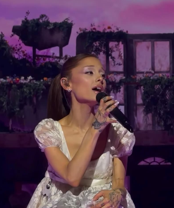 Ariana Grande: &Eta; &delta;&eta;&mu;ό&sigma;&iota;&alpha; &kappa;&rho;&iota;&tau;&iota;&kappa;ή &gamma;&iota;&alpha; &tau;&eta;&nu; &alpha;&delta;ύ&nu;&alpha;&tau;&eta; &epsilon;&mu;&phi;ά&nu;&iota;&sigma;ή &tau;&eta;&sigmaf; έ&phi;&epsilon;&rho;&alpha;&nu; &tau;&eta;&nu; &alpha;&pi;ό&phi;&alpha;&sigma;&eta; &gamma;&iota;&alpha; &alpha;&pi;ό&sigma;&upsilon;&rho;&sigma;ή &tau;&eta;&sigmaf;