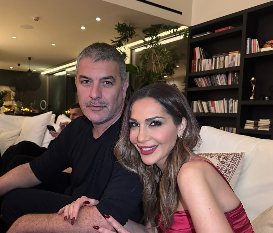 &Delta;έ&sigma;&pi;&omicron;&iota;&nu;&alpha; &Beta;&alpha;&nu;&delta;ή: &Eta; &rho;&omicron;&mu;&alpha;&nu;&tau;&iota;&kappa;ή &beta;ό&lambda;&tau;&alpha; &mu;&epsilon; &tau;&omicron;&nu; &Beta;&alpha;&sigma;ί&lambda;&eta; &Mu;&pi;&iota;&sigma;&mu;&pi;ί&kappa;&eta; &sigma;&tau;&omicron;&nu; &tau;ό&pi;&omicron; &kappa;&alpha;&tau;&alpha;&gamma;&omega;&gamma;ή&sigmaf; &tau;&eta;&sigmaf; (&Phi;&omega;&tau;ό&sigmaf;)
