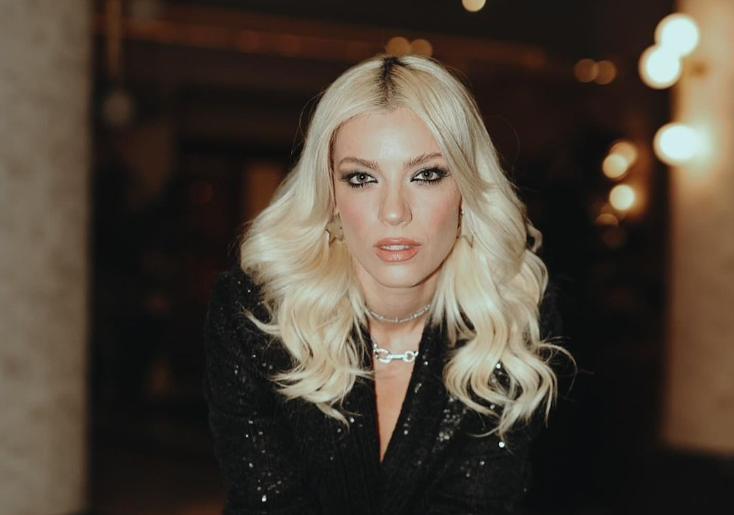 Ά&nu;&tau;&rho;&eta; &Kappa;&alpha;&rho;&alpha;&nu;&tau;ώ&nu;&eta;: &Tau;&omicron; &epsilon;&nu;&tau;&upsilon;&pi;&omega;&sigma;&iota;&alpha;&kappa;ό street style look &tau;&eta;&sigmaf; &mu;&epsilon; &tau;&omicron; &alpha;&gamma;&alpha;&pi;&eta;&mu;έ&nu;&omicron; &pi;&alpha;&nu;&tau;&epsilon;&lambda;ό&nu;&iota; &tau;&omega;&nu; fashionistas