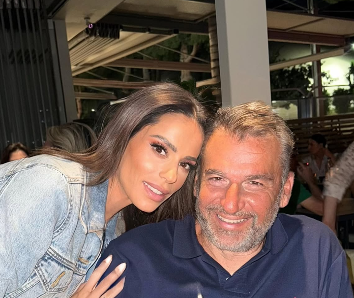 &Gamma;&iota;ώ&rho;&gamma;&omicron;&sigmaf; &Lambda;&iota;ά&gamma;&kappa;&alpha;&sigmaf; - &Mu;&alpha;&rho;ί&alpha; &Alpha;&nu;&tau;&omega;&nu;ά: &Pi;&omicron;&zeta;ά&rho;&omicron;&upsilon;&nu; &alpha;&gamma;&kappa;&alpha;&lambda;&iota;&alpha;&sigma;&mu;έ&nu;&omicron;&iota; &mu;&epsilon; &phi;ό&nu;&tau;&omicron; &tau;&omicron; &eta;&lambda;&iota;&omicron;&beta;&alpha;&sigma;ί&lambda;&epsilon;&mu;&alpha; &tau;&eta;&sigmaf; &Mu;&upsilon;&kappa;ό&nu;&omicron;&upsilon; (&Phi;&omega;&tau;ό&sigmaf;)