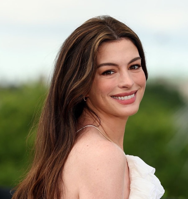 Anne Hathaway: Δημιούργησε το πιο ανατρεπτικό maternity look με χαμηλόμεσο τζιν