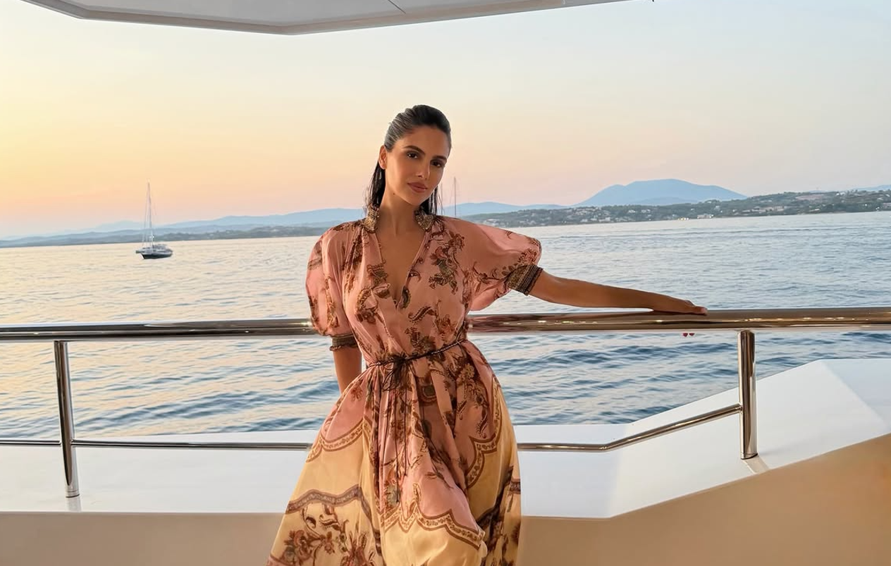 &Alpha;&lambda;&epsilon;&xi;ά&nu;&delta;&rho;&alpha; &Nu;ί&kappa;&alpha;: &Alpha;&pi;&omicron;&kappa;ά&lambda;&upsilon;&psi;&epsilon; &tau;&omicron; &chi;&alpha;ϊ&delta;&epsilon;&upsilon;&tau;&iota;&kappa;ό &pi;&omicron;&upsilon; &alpha;&pi;&omicron;&kappa;&alpha;&lambda;&epsilon;ί &tau;&eta; &mu;&eta;&tau;έ&rho;&alpha; &tau;&eta;&sigmaf;, &Mu;&iota;&rho;ά&nu;&tau;&alpha; &Pi;&alpha;&tau;έ&rho;&alpha; (&Phi;&omega;&tau;ό)