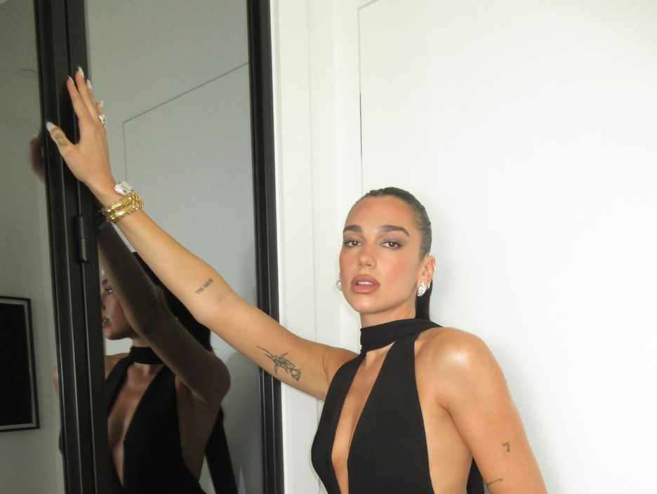 Dua Lipa: &Upsilon;&iota;&omicron;&theta;έ&tau;&eta;&sigma;&epsilon; &tau;&eta;&nu; &tau;ά&sigma;&eta; &tau;&omicron;&upsilon; polka dot trend &sigma;&tau;&omicron; &mu;&alpha;&nu;&iota;&kappa;&iota;&omicron;ύ&rho; &tau;&eta;&sigmaf; &mu;&epsilon; &tau;&omicron;&nu; &pi;&iota;&omicron; chic &tau;&rho;ό&pi;&omicron;