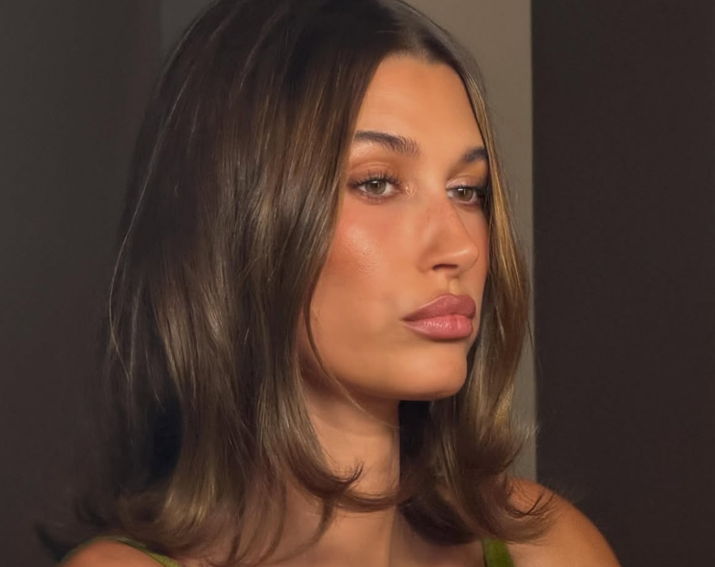 Hailey Bieber: &Tau;&omicron; beauty trick &sigma;&tau;&omicron; &mu;&alpha;&kappa;&iota;&gamma;&iota;ά&zeta; &tau;&eta;&sigmaf; &pi;&omicron;&upsilon; &alpha;&xi;ί&zeta;&epsilon;&iota; &nu;&alpha; &alpha;&nu;&tau;&iota;&gamma;&rho;ά&psi;&epsilon;&iota;&sigmaf; &alpha;&nu; έ&chi;&epsilon;&iota;&sigmaf; &mu;&alpha;&upsilon;&rho;ί&sigma;&epsilon;&iota;