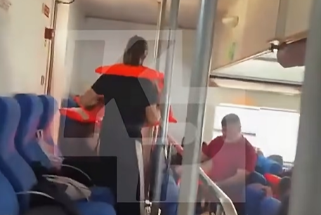 (&Beta;ί&nu;&tau;&epsilon;&omicron;) &laquo;&Tau;&omicron; &pi;&lambda;&omicron;ί&omicron; &beta;&upsilon;&theta;ί&zeta;&epsilon;&tau;&alpha;&iota;, &upsilon;&pi;ά&rho;&chi;&omicron;&upsilon;&nu; &pi;&alpha;&iota;&delta;&iota;ά&raquo; &ndash; &Omicron;&iota; &alpha;&gamma;&omega;&nu;&iota;ώ&delta;&epsilon;&iota;&sigmaf; &sigma;&tau;&iota;&gamma;&mu;έ&sigmaf; &pi;&rho;&iota;&nu; &tau;&eta;&nu; &alpha;&nu;&alpha;&tau;&rho;&omicron;&pi;ή &tau;&omicron;&upsilon; &kappa;&alpha;&tau;&alpha;&mu;&alpha;&rho;ά&nu; &sigma;&tau;&eta;&nu; &Kappa;&epsilon;&rho;ύ&nu;&epsilon;&iota;&alpha;