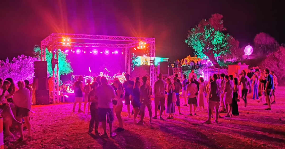 TeraVibes Festival: Ό&tau;&alpha;&nu; &eta; &epsilon;&nu;&alpha;&lambda;&lambda;&alpha;&kappa;&tau;&iota;&kappa;ή &mu;&omicron;&upsilon;&sigma;&iota;&kappa;ή &delta;ί&nu;&epsilon;&iota; &xi;&alpha;&nu;ά &zeta;&omega;ή &sigma;&tau;&eta;&nu; ύ&pi;&alpha;&iota;&theta;&rho;&omicron; &tau;&eta;&sigmaf; &Pi;ά&phi;&omicron;&upsilon;