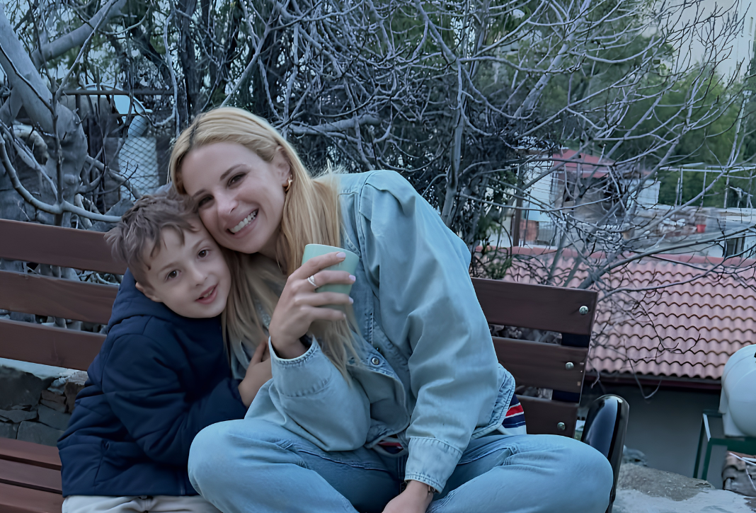 &Chi;&rho;&iota;&sigma;&tau;&iota;ά&nu;&alpha; &Alpha;&rho;&iota;&sigma;&tau;&omicron;&tau;έ&lambda;&omicron;&upsilon;&sigmaf;: &Upsilon;&pi;&omicron;&delta;έ&chi;&theta;&eta;&kappa;&epsilon; &tau;&omicron;&nu; &Alpha;ύ&gamma;&omicron;&upsilon;&sigma;&tau;&omicron; &alpha;&gamma;&kappa;&alpha;&lambda;&iota;ά &mu;&epsilon; &tau;&omicron;&nu; &gamma;&iota;&omicron; &tau;&eta;&sigmaf; &sigma;&epsilon; &pi;&iota;&sigma;ί&nu;&alpha; (&Phi;&omega;&tau;ό)