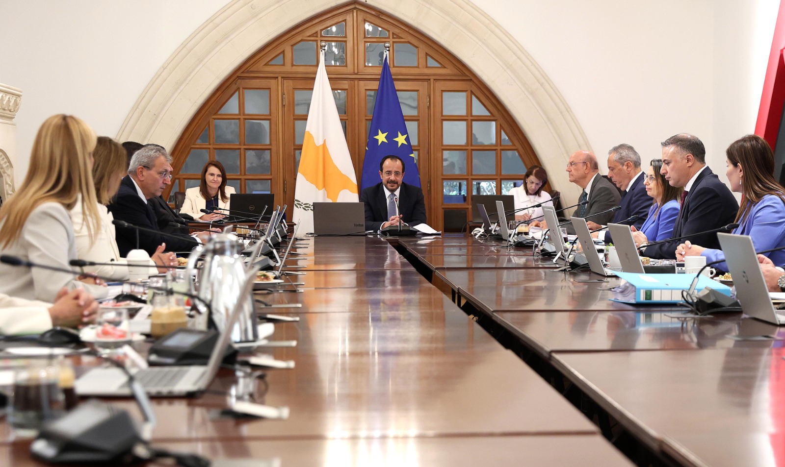 &Pi;ά&lambda;&iota; &upsilon;&pi;&omicron;&epsilon;&kappa;&pi;&rho;&omicron;&sigma;&omega;&pi;&omicron;ύ&nu;&tau;&alpha;&iota; &omicron;&iota; &gamma;&upsilon;&nu;&alpha;ί&kappa;&epsilon;&sigmaf; &sigma;&tau;&omicron; &Upsilon;&pi;&omicron;&upsilon;&rho;&gamma;&iota;&kappa;ό &pi;&alpha;&rho;ά &tau;&omicron;&nu; &alpha;&nu;&alpha;&sigma;&chi;&eta;&mu;&alpha;&tau;&iota;&sigma;&mu;ό