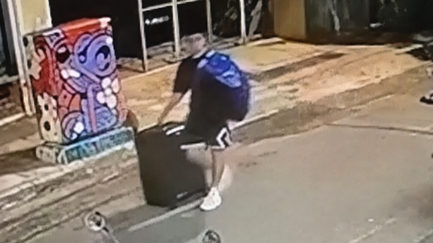 Νέο βίντεο από τη δολοφονία της 38χρονης Βρετανίδας στην Αθήνα – Ο δράστης παίρνει τη βαλίτσα για να πετάξει το πτώμα