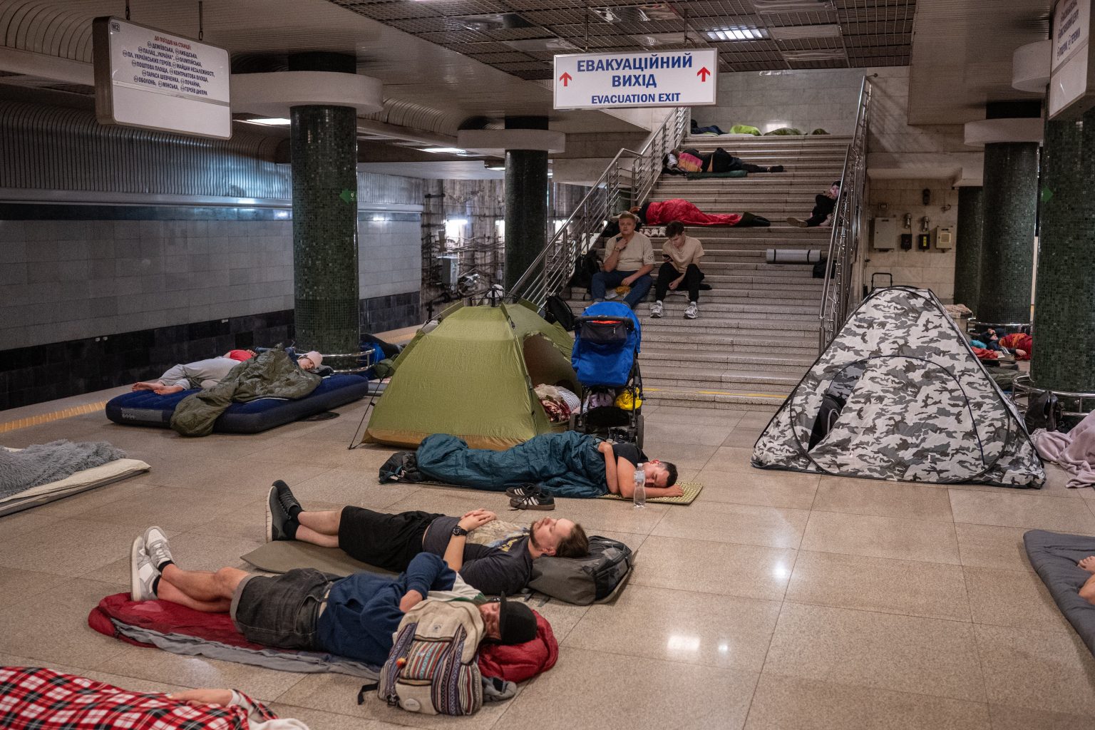 &Kappa;ί&epsilon;&beta;&omicron;: &Pi;ά&nu;&omega; &alpha;&pi;ό 38.000 ά&nu;&theta;&rho;&omega;&pi;&omicron;&iota; &pi;έ&rho;&alpha;&sigma;&alpha;&nu; &tau;&eta; &nu;ύ&chi;&tau;&alpha; &sigma;&tau;&omicron; &Mu;&epsilon;&tau;&rho;ό &gamma;&iota;&alpha; &nu;&alpha; &gamma;&lambda;&iota;&tau;ώ&sigma;&omicron;&upsilon;&nu; &alpha;&pi;ό &tau;&omicron;&upsilon;&sigmaf; &rho;&omega;&sigma;&iota;&kappa;&omicron;ύ&sigmaf; &pi;&upsilon;&rho;&alpha;ύ&lambda;&omicron;&upsilon;&sigmaf;