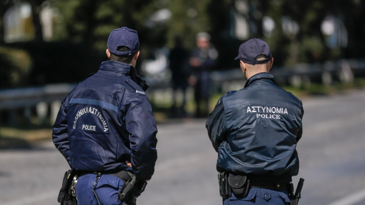 «Ελάτε γρήγορα»: Η στιγμή που αστυνομικοί απεγκλωβίζουν ηλικιωμένη από τη φωτιά στον Κουβαρά (Βίντεο)