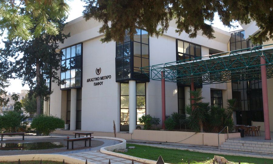 &Tau;&rho;&alpha;&gamma;&omega;&delta;ί&alpha; &mu;&epsilon; 3&chi;&rho;&omicron;&nu;&omicron; &sigma;&tau;&eta;&nu; &Pi;ά&phi;&omicron;: &Sigma;&tau;&eta; &Beta;&rho;&epsilon;&tau;&alpha;&nu;ί&alpha; &gamma;&iota;&alpha; &tau;&eta;&nu; &kappa;&eta;&delta;&epsilon;ί&alpha; &tau;&omicron;&upsilon; &gamma;&iota;&omicron;&upsilon; &tau;&omicron;&upsilon; &omicron; 37&chi;&rho;&omicron;&nu;&omicron;&sigmaf; &ndash; &laquo;&Epsilon;ί&nu;&alpha;&iota; &sigma;&epsilon; &pi;ά&rho;&alpha; &pi;&omicron;&lambda;ύ ά&sigma;&chi;&eta;&mu;&eta; &kappa;&alpha;&tau;ά&sigma;&tau;&alpha;&sigma;&eta;&raquo;
