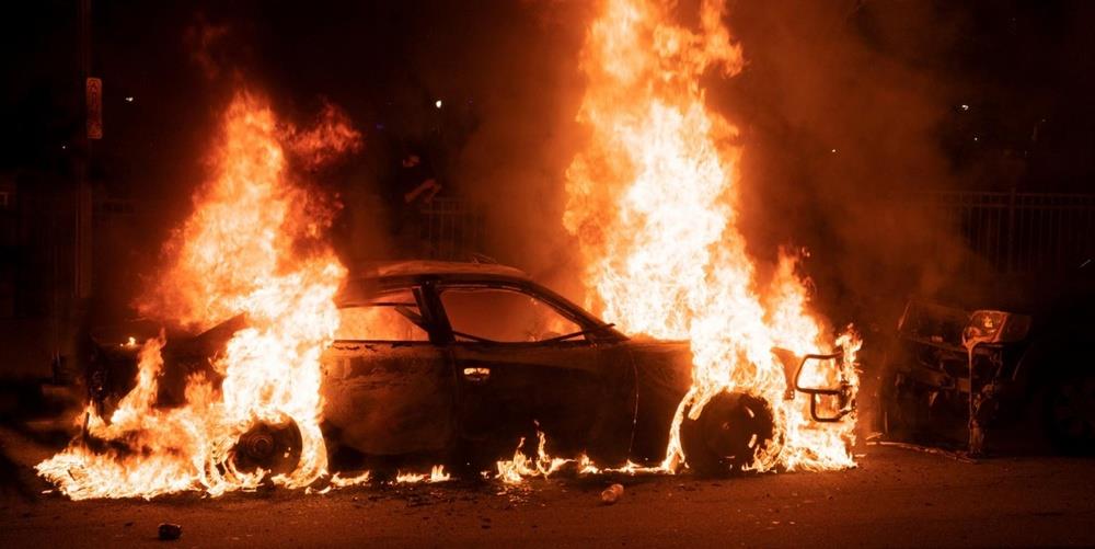 &Phi;&omega;&tau;&iota;ά &sigma;&epsilon; ό&chi;&eta;&mu;&alpha; &epsilon;&tau;&alpha;&iota;&rho;&epsilon;ί&alpha;&sigmaf; &sigma;&tau;&eta; &Lambda;&epsilon;&mu;&epsilon;&sigma;ό