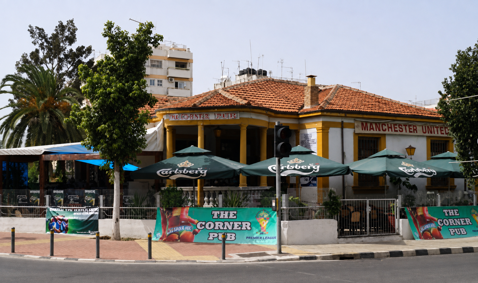 &laquo;Corner&raquo;, &tau;&omicron; &theta;&rho;&upsilon;&lambda;&iota;&kappa;ό &sigma;&tau;έ&kappa;&iota; &tau;&eta;&sigmaf; &Lambda;&epsilon;&upsilon;&kappa;&omega;&sigma;ί&alpha;&sigmaf; &pi;&omicron;&upsilon; έ&gamma;&rho;&alpha;&psi;&epsilon; &iota;&sigma;&tau;&omicron;&rho;ί&alpha;