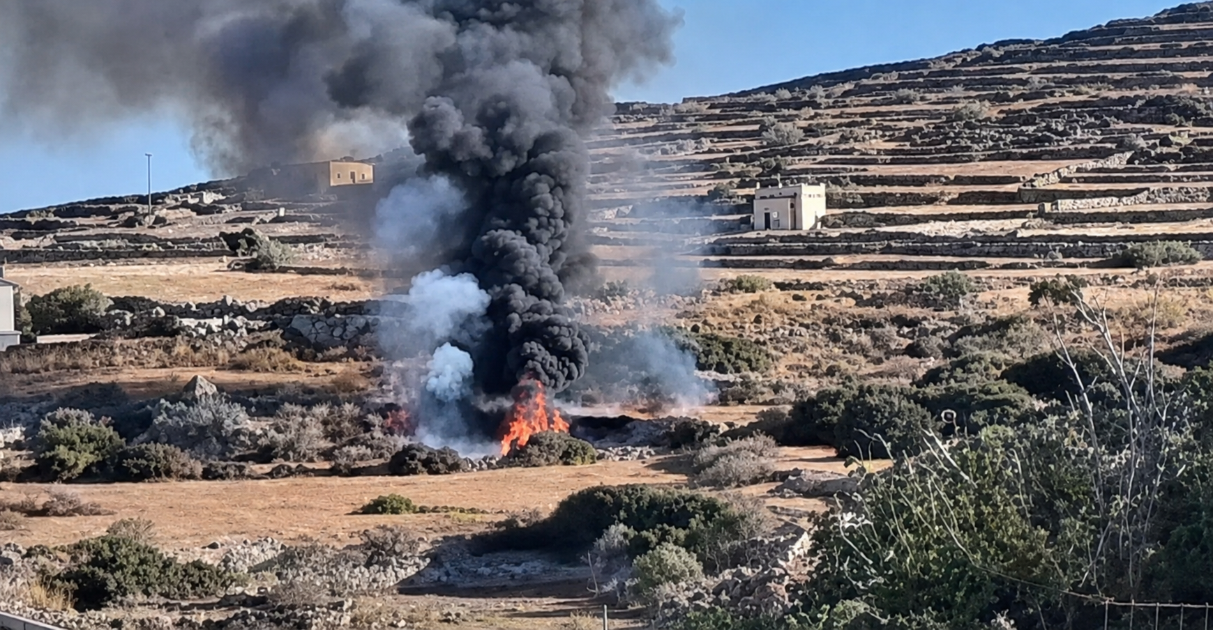 &Tau;&rho;&alpha;&gamma;&omega;&delta;ί&alpha; &sigma;&tau;&eta; &Sigma;ί&phi;&nu;&omicron;: &Tau;&rho;&epsilon;&iota;&sigmaf; &nu;&epsilon;&kappa;&rho;&omicron;ί &alpha;&pi;ό &pi;&tau;ώ&sigma;&eta; &iota;&delta;&iota;&omega;&tau;&iota;&kappa;&omicron;ύ &epsilon;&lambda;&iota;&kappa;&omicron;&pi;&tau;έ&rho;&omicron;&upsilon; (&Beta;ί&nu;&tau;&epsilon;&omicron;)