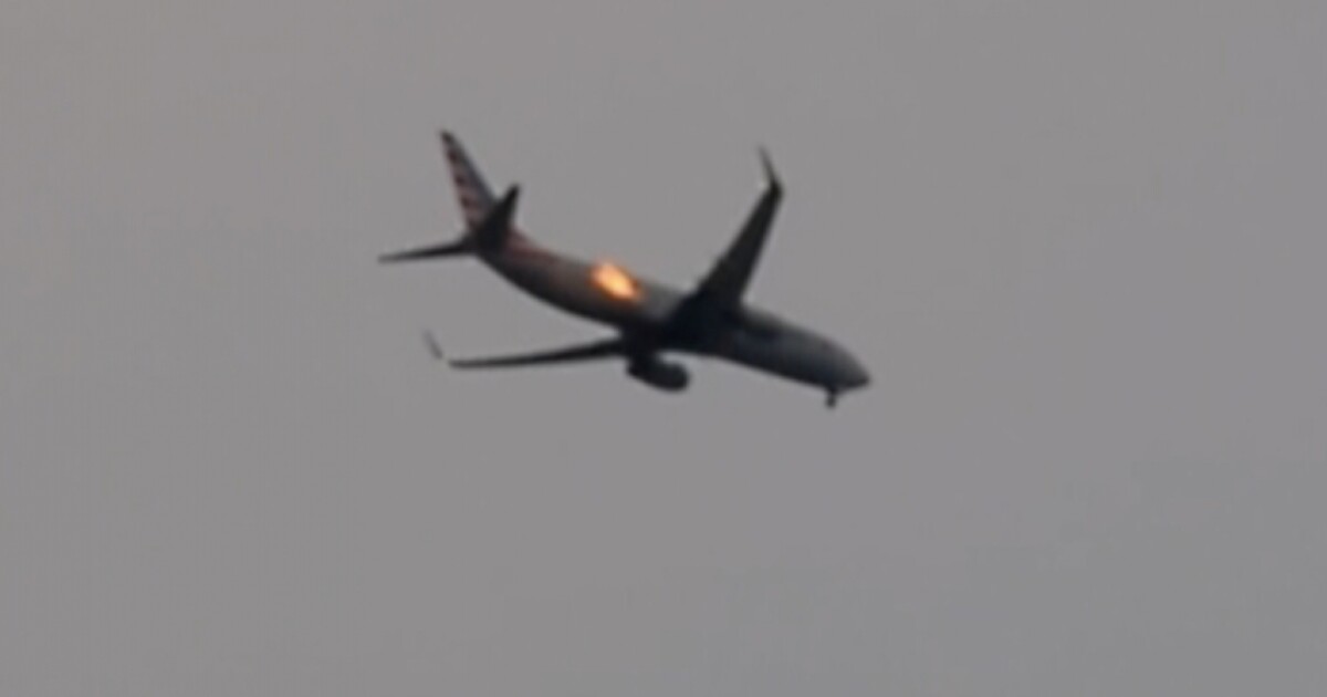 &Sigma;&tau;&iota;&gamma;&mu;έ&sigmaf; &tau;&rho;ό&mu;&omicron;&upsilon; &sigma;&epsilon; &pi;&tau;ή&sigma;&eta; &tau;&eta;&sigmaf; American Airlines &ndash; &Phi;&lambda;ό&gamma;&epsilon;&sigmaf; &sigma;&epsilon; &kappa;&iota;&nu;&eta;&tau;ή&rho;&alpha; &mu;&epsilon;&tau;ά &tau;&eta;&nu; &alpha;&pi;&omicron;&gamma;&epsilon;ί&omega;&sigma;&eta; (&Beta;ί&nu;&tau;&epsilon;&omicron;)