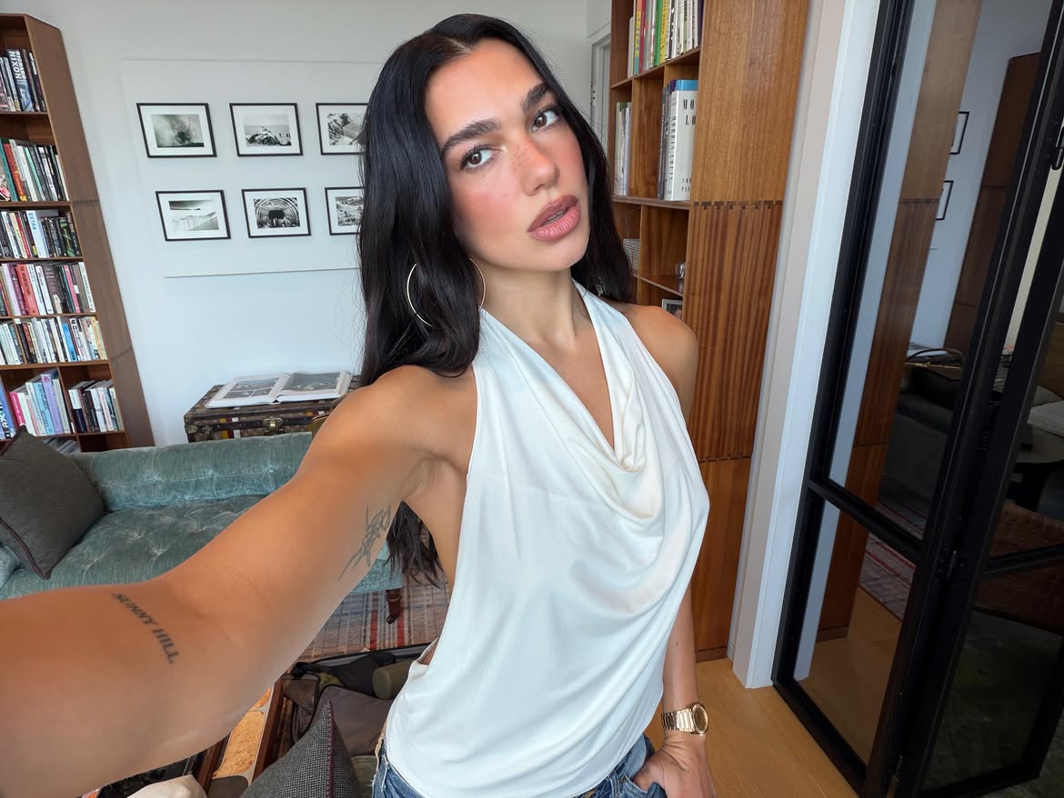 Dua Lipa: &Delta;&eta;&mu;&iota;&omicron;ύ&rho;&gamma;&eta;&sigma;&epsilon; &tau;&alpha; &pi;&iota;&omicron; glam &nu;ύ&chi;&iota;&alpha; &tau;&eta;&sigmaf; &sigma;&epsilon;&zeta;ό&nu;