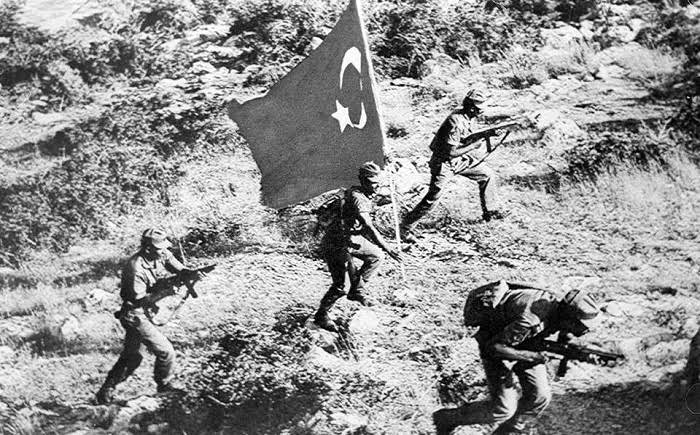 &Eta; &delta;&iota;&kappa;ή &mu;&alpha;&sigmaf; &Pi;&alpha;&rho;&alpha;&sigma;&kappa;&epsilon;&upsilon;ή &kappa;&alpha;&iota; 13