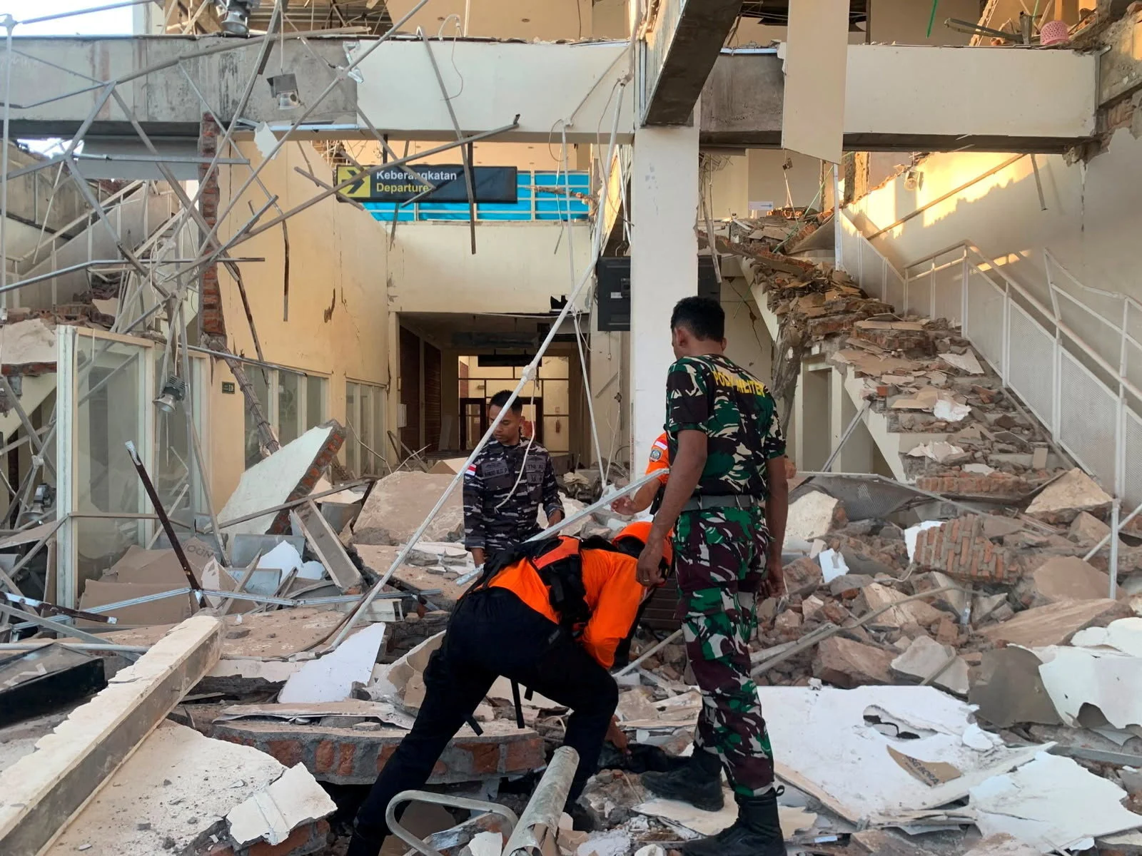 &Sigma;&tau;&omicron;&upsilon;&sigmaf; 53 &omicron;&iota; &nu;&epsilon;&kappa;&rho;&omicron;ί &alpha;&pi;ό &tau;&omicron;&nu; &sigma;&epsilon;&iota;&sigma;&mu;ό &tau;&omega;&nu; 7,7 &Rho;ί&chi;&tau;&epsilon;&rho; &sigma;&tau;&eta;&nu; &Iota;&nu;&delta;&omicron;&nu;&eta;&sigma;ί&alpha;