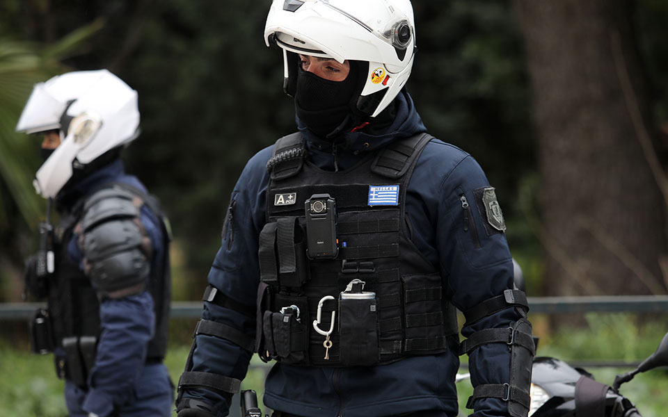 &Alpha;&sigma;&pi;&rho;ό&pi;&upsilon;&rho;&gamma;&omicron;&sigmaf;: &Pi;&upsilon;&rho;&omicron;&beta;ό&lambda;&eta;&sigma;&epsilon; &mu;&epsilon; &kappa;&alpha;&rho;&alpha;&mu;&pi;ί&nu;&alpha; &gamma;&upsilon;&nu;&alpha;ί&kappa;&alpha; &kappa;&alpha;&iota; &tau;&rho;&alpha;&upsilon;&mu;ά&tau;&iota;&sigma;&epsilon; &tau;&omicron;&nu; 14&chi;&rho;&omicron;&nu;&omicron; &gamma;&iota;&omicron; &tau;&eta;&sigmaf;