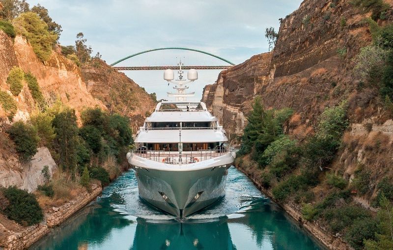 &Tau;&omicron; &pi;έ&rho;&alpha;&sigma;&mu;&alpha; &pi;&omicron;&upsilon; έ&gamma;&iota;&nu;&epsilon; viral: &Pi;&omicron;&lambda;&upsilon;&tau;&epsilon;&lambda;έ&sigmaf; superyacht &laquo;&sigma;&phi;ή&nu;&omega;&sigma;&epsilon;&raquo; &sigma;&chi;&epsilon;&delta;ό&nu; &sigma;&tau;&omicron;&nu; &Iota;&sigma;&theta;&mu;ό &tau;&eta;&sigmaf; &Kappa;&omicron;&rho;ί&nu;&theta;&omicron;&upsilon; (&Beta;ί&nu;&tau;&epsilon;&omicron;)