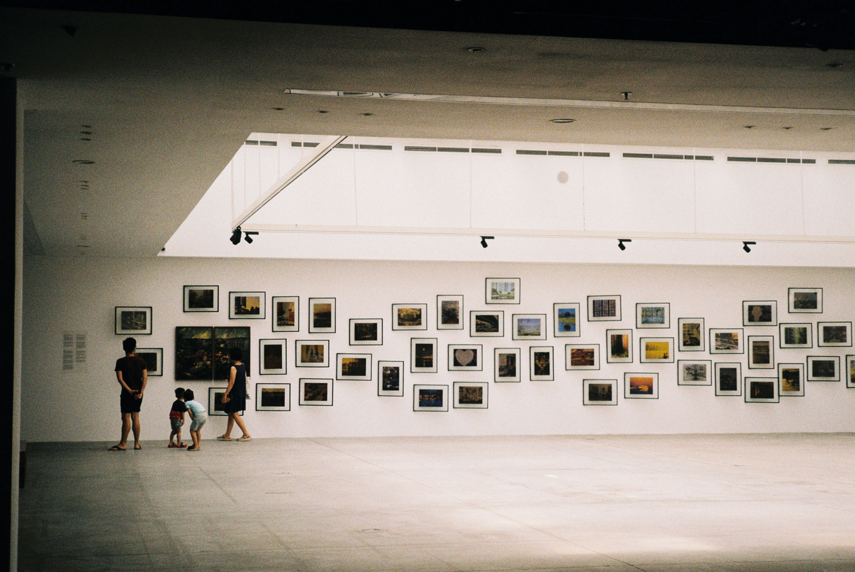 &laquo;Things We Pass By&raquo;: &Pi;&rho;ό&sigma;&kappa;&lambda;&eta;&sigma;&eta; &sigma;&epsilon; &phi;&omega;&tau;&omicron;&gamma;&rho;ά&phi;&omicron;&upsilon;&sigmaf; &alpha;&pi;' ό&lambda;&eta; &tau;&eta;&nu; &Kappa;ύ&pi;&rho;&omi