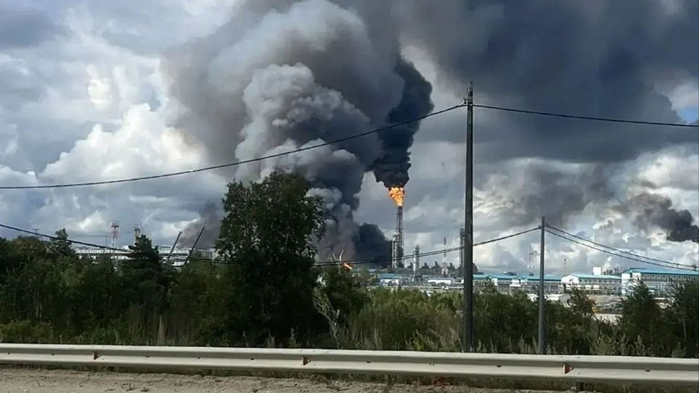 &Rho;&omega;&sigma;ί&alpha;: &Sigma;&tau;&omicron;&upsilon;&sigmaf; 15 &omicron;&iota; &nu;&epsilon;&kappa;&rho;&omicron;ί &alpha;&pi;ό &tau;&eta; &mu;&epsilon;&gamma;ά&lambda;&eta; &pi;&upsilon;&rho;&kappa;&alpha;&gamma;&iota;ά &sigma;&epsilon; &chi;&eta;&mu;&iota;&kappa;ό &sigma;&upsilon;&gamma;&kappa;&rho;ό&tau;&eta;&mu;&alpha;