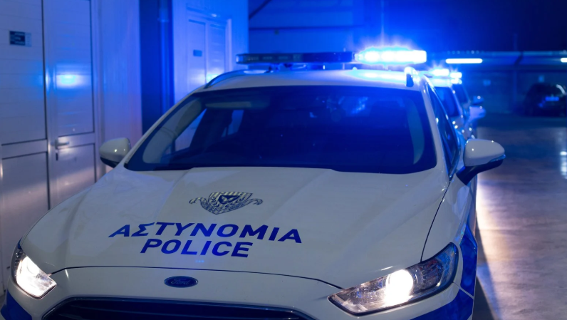 &Tau;&rho;&alpha;&gamma;&omega;&delta;ί&alpha; &sigma;&tau;&omicron; &Alpha;&upsilon;&gamma;ό&rho;&omicron;&upsilon;: &Eta;&lambda;&iota;&kappa;&iota;&omega;&mu;έ&nu;&omicron;&sigmaf; &pi;ή&gamma;&alpha;&iota;&nu;&epsilon; &tau;&omicron;&nu; &sigma;&kappa;ύ&lambda;&omicron; &tau;&omicron;&upsilon; &sigma;&epsilon; &kappa;&alpha;&tau;&alpha;&phi;ύ&gamma;&iota;&omicron; &gamma;&iota;&alpha; &tau;&iota;&sigmaf; &delta;&iota;&alpha;&kappa;&omicron;&pi;έ&sigmaf; &kappa;&alpha;&iota; &beta;&rho;έ&theta;&eta;&kappa;&epsilon; &alpha;&pi;&alpha;&nu;&theta;&rho;&alpha;&kappa;&omega;&mu;έ&nu;&omicron;&sigmaf; &sigma;&tau;&omicron; ό&chi;&eta;&mu;ά &tau;&omicron;&upsilon;