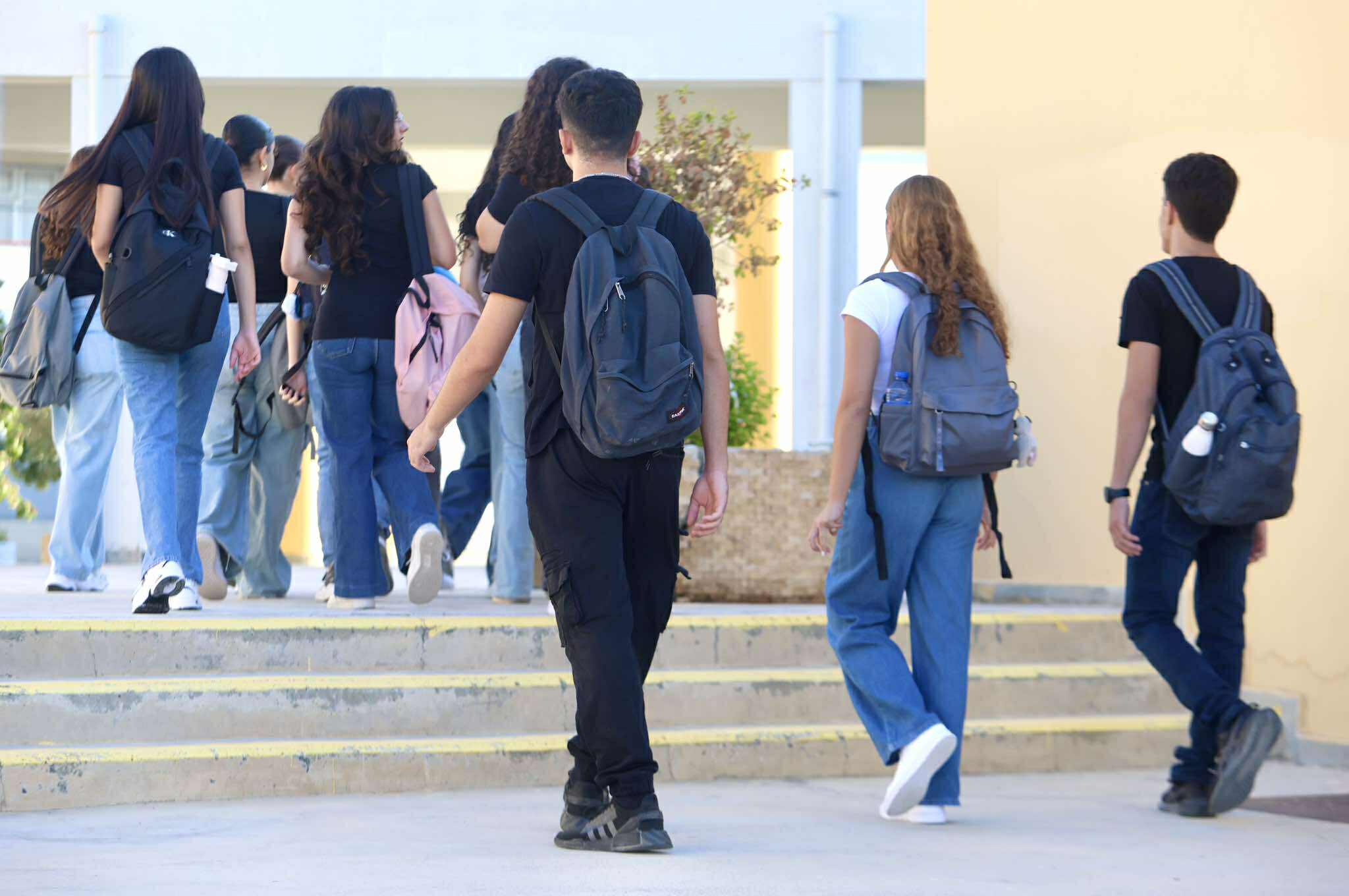 &Eta; &Pi;&alpha;&iota;&delta;&epsilon;ί&alpha; &tau;&omega;&nu; &euro;1,6 &delta;&iota;&sigma;: &Upsilon;&psi;&eta;&lambda;ό&tau;&epsilon;&rho;&omicron;&sigmaf; &pi;&rho;&omicron;ϋ&pi;&omicron;&lambda;&omicron;&gamma;&iota;&sigma;&mu;ό&sigmaf;, &pi;&epsilon;&rho;&iota;&sigma;&sigma;ό&tau;&epsilon;&rho;&omicron; &pi;&rho;&omicron;&sigma;&omega;&pi;&iota;&kappa;ό, &chi;&alpha;&mu;&eta;&lambda;ό&tau;&epsilon;&rho;&alpha; &alpha;&pi;&omicron;&tau;&epsilon;&lambda;έ&sigma;&mu;&alpha;&tau;&alpha;