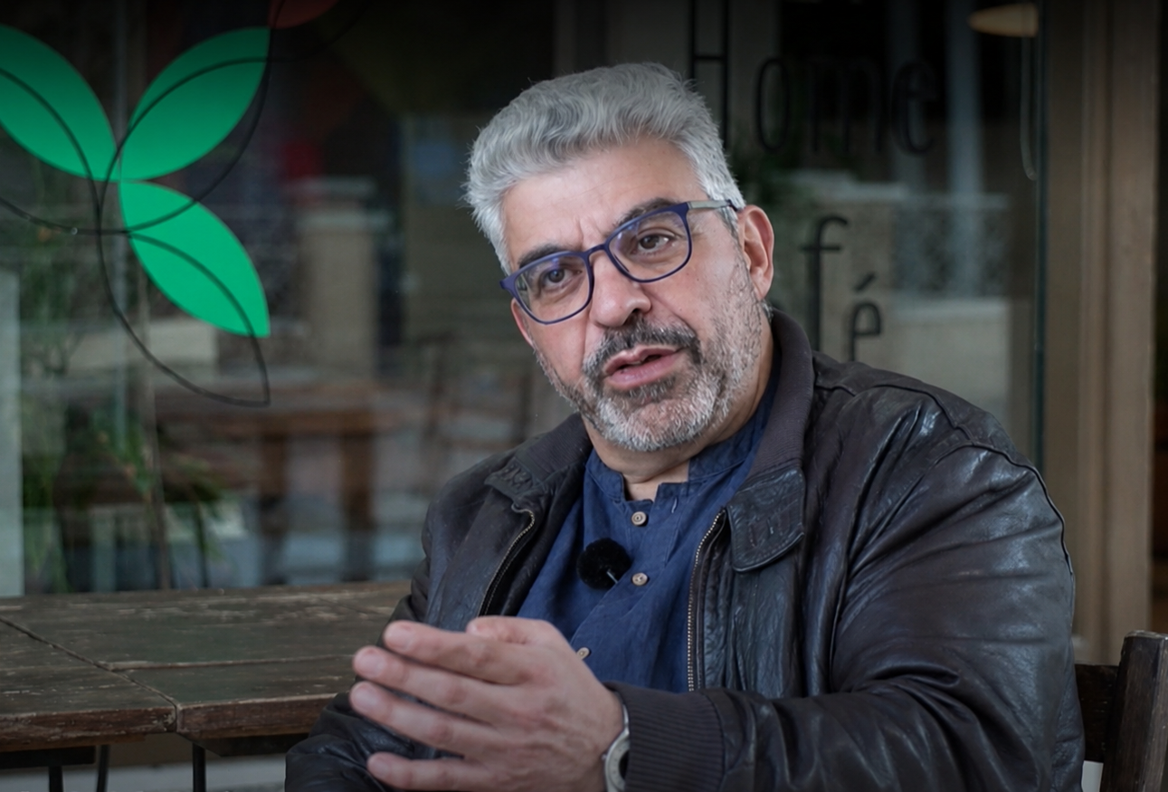&Nu;. &Tau;&rho;&iota;&mu;&iota;&kappa;&lambda;&iota;&nu;&iota;ώ&tau;&eta;&sigmaf;: &laquo;&Omicron;&iota; &kappa;&omicron;&iota;&nu;&omega;&nu;ί&epsilon;&sigmaf; &delta;&epsilon;&nu; &sigma;&upsilon;&gamma;&kappa;&rho;&omicron;&tau;&omicron;ύ&nu;&tau;&alpha;&iota; &mu;&epsilon; &phi;&rho;ά&chi;&tau;&epsilon;&sigmaf;, &alpha;&lambda;&lambda;ά &mu;&epsilon; &kappa;&omicron;&iota;&nu;&omega;&nu;&iota;&kappa;ά &delta;&iota;&kappa;&alpha;&iota;ώ&mu;&alpha;&tau;&alpha; &kappa;&alpha;&iota; &iota;&sigma;ό&tau;&eta;&tau;&alpha;&raquo;