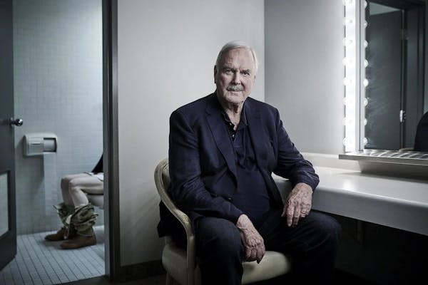 &Omicron; John Cleese &tau;&omega;&nu; Monty Python &gamma;&iota;&alpha; &pi;&rho;ώ&tau;&eta; &phi;&omicron;&rho;ά &zeta;&omega;&nu;&tau;&alpha;&nu;ά &sigma;&tau;&eta;&nu; &Kappa;ύ&pi;&rho;&omicron;