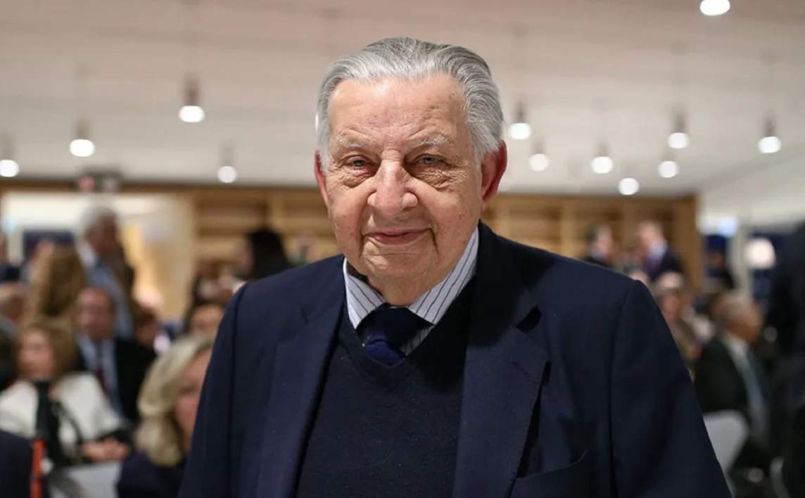&Pi;έ&theta;&alpha;&nu;&epsilon; &sigma;&tau;&alpha; &gamma;&epsilon;&nu;έ&theta;&lambda;&iota;ά &tau;&omicron;&upsilon; &omicron; &Gamma;&iota;ά&nu;&nu;&eta;&sigmaf; &Beta;&alpha;&rho;&beta;&iota;&tau;&sigma;&iota;ώ&tau;&eta;&sigmaf; &sigma;&epsilon; &eta;&lambda;&iota;&kappa;ί&alpha; 93 &epsilon;&tau;ώ&nu;