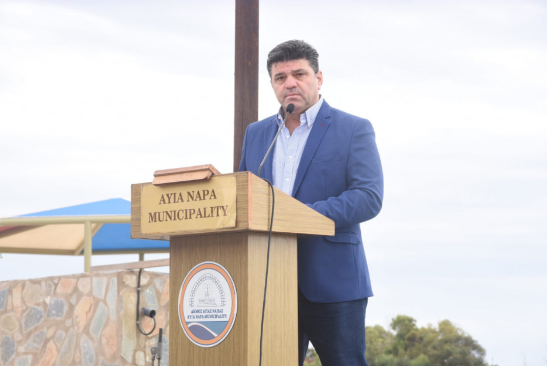 &laquo;&Pi;έ&nu;&tau;&epsilon; &Kappa;&omicron;&iota;&nu;ό&tau;&eta;&tau;&epsilon;&sigmaf; &ndash; Έ&nu;&alpha; &Delta;&eta;&mu;&omicron;&tau;&iota;&kappa;ό Ό&rho;&alpha;&mu;&alpha;&raquo;: &Kappa;&omicron;&iota;&nu;ή &sigma;&tau;&rho;&alpha;&tau;&eta;&gamma;&iota;&kappa;ή &alpha;&nu;ά&pi;&tau;&upsilon;&xi;&eta;&sigmaf; &gamma;&iota;&alpha; &tau;&omicron; &Delta;ή&mu;&omicron; &Alpha;&gamma;ί&alpha;&sigmaf; &Nu;ά&pi;&alpha;&sigmaf; &pi;&rho;&omicron;&tau;ά&sigma;&sigma;&epsilon;&iota; &omicron; &Chi;. &Zeta;&alpha;&nu;&nu;έ&tau;&tau;&omicron;&upsilon;