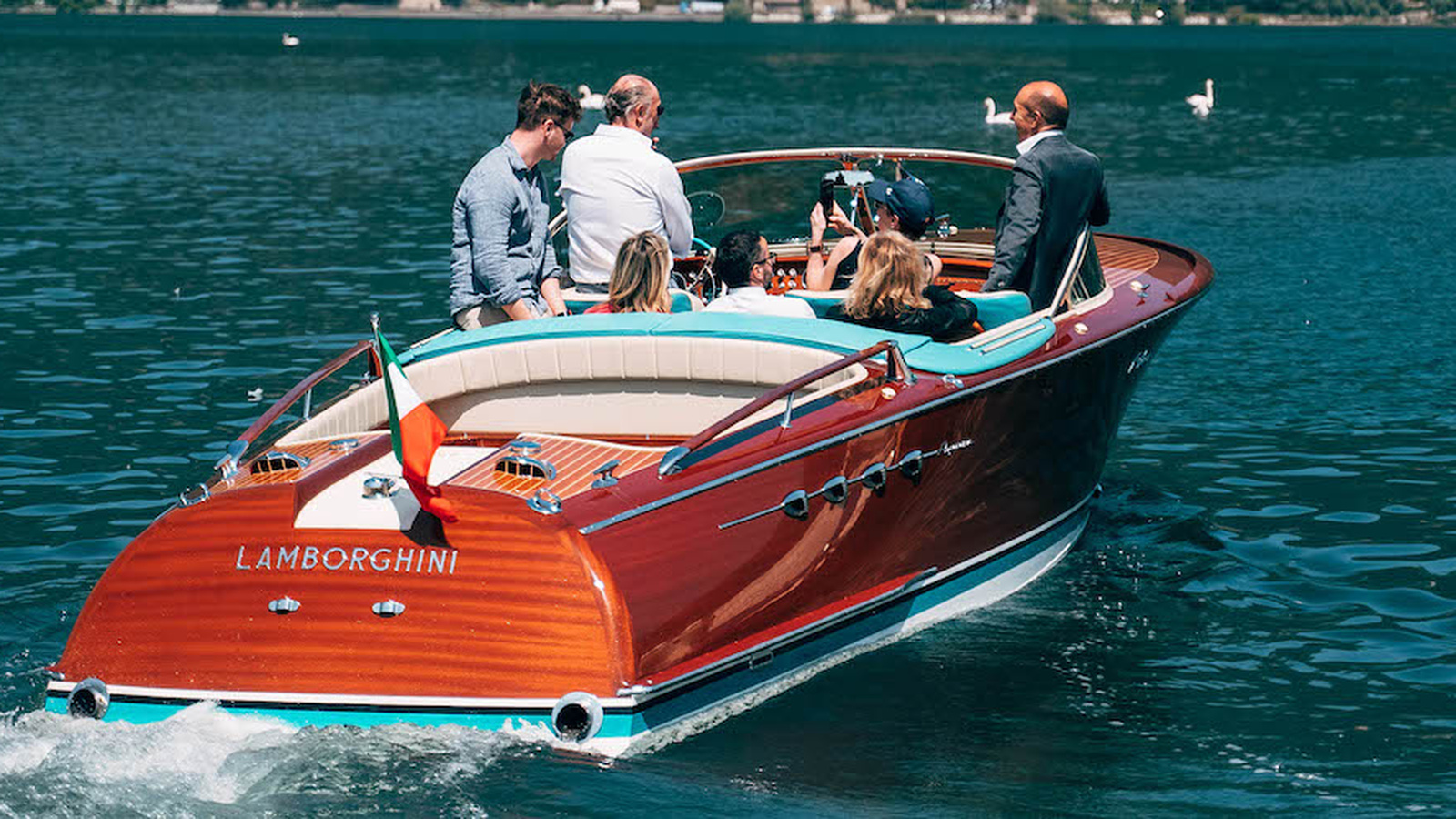 Riva Aquarama: &Tau;&omicron; &theta;&rho;&upsilon;&lambda;&iota;&kappa;ό &iota;&tau;&alpha;&lambda;&iota;&kappa;ό speedboat &mdash; &kappa;&alpha;&iota; &eta; &mu;&omicron;&nu;&alpha;&delta;&iota;&kappa;ή &mu;&epsilon; &delta;ύ&omicron; Lamborghini V12
