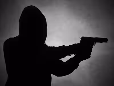 &Tau;&rho;&alpha;&gamma;&omega;&delta;ί&alpha; &sigma;&tau;&eta; &Gamma;&alpha;&lambda;&lambda;ί&alpha;: &Sigma;&kappa;ό&tau;&omega;&sigma;&epsilon; &tau;&alpha; &pi;&alpha;&iota;&delta;&iota;ά &tau;&omicron;&upsilon; &kappa;&alpha;&iota; &tau;&eta;&nu; &pi;&epsilon;&theta;&epsilon;&rho;ά &tau;&omicron;&upsilon; &ndash; Έ&sigma;&tau;&epsilon;&iota;&lambda;&epsilon; &beta;ί&nu;&tau;&epsilon;&omicron; &sigma;&tau;&eta; &sigma;ύ&zeta;&upsilon;&gamma;ό &tau;&omicron;&upsilon;