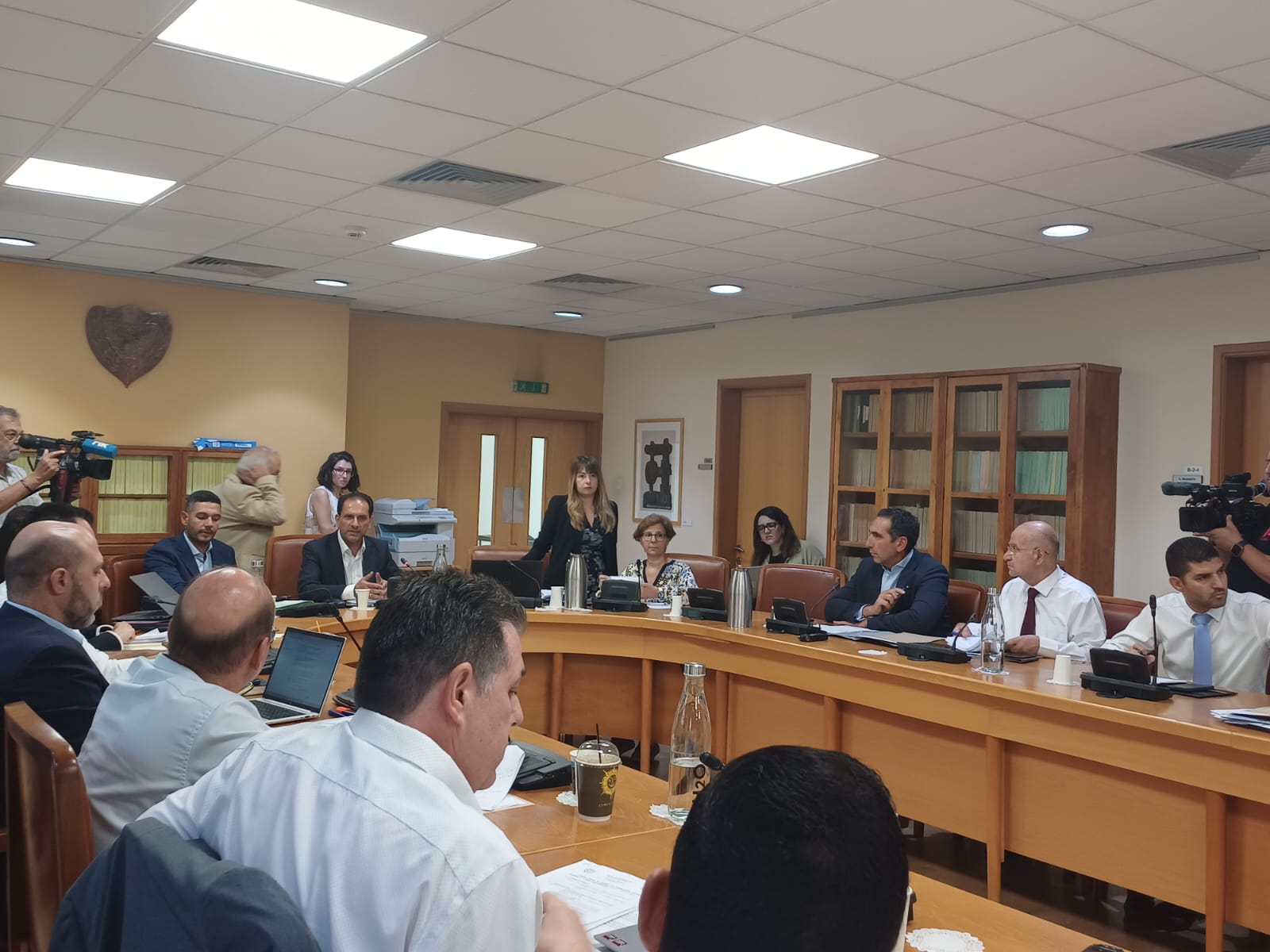 &laquo;MOT&raquo; &kappa;&alpha;&iota; &gamma;&iota;&alpha; &tau;&alpha; &kappa;&tau;ί&rho;&iota;&alpha; &ndash; &Sigma;&tau;&omicron; &tau;&rho;&alpha;&pi;έ&zeta;&iota; &pi;&epsilon;&rho;&iota;&omicron;&delta;&iota;&kappa;&omicron;ί έ&lambda;&epsilon;&gamma;&chi;&omicron;&iota; &gamma;&iota;&alpha; &alpha;&nu;&tau;&iota;&mu;&epsilon;&tau;ώ&pi;&iota;&sigma;&eta; &tau;&omega;&nu; &epsilon;&pi;&iota;&kappa;ί&nu;&delta;&upsilon;&nu;&omega;&nu; &omicron;&iota;&kappa;&omicron;&delta;&omicron;&mu;ώ&nu;