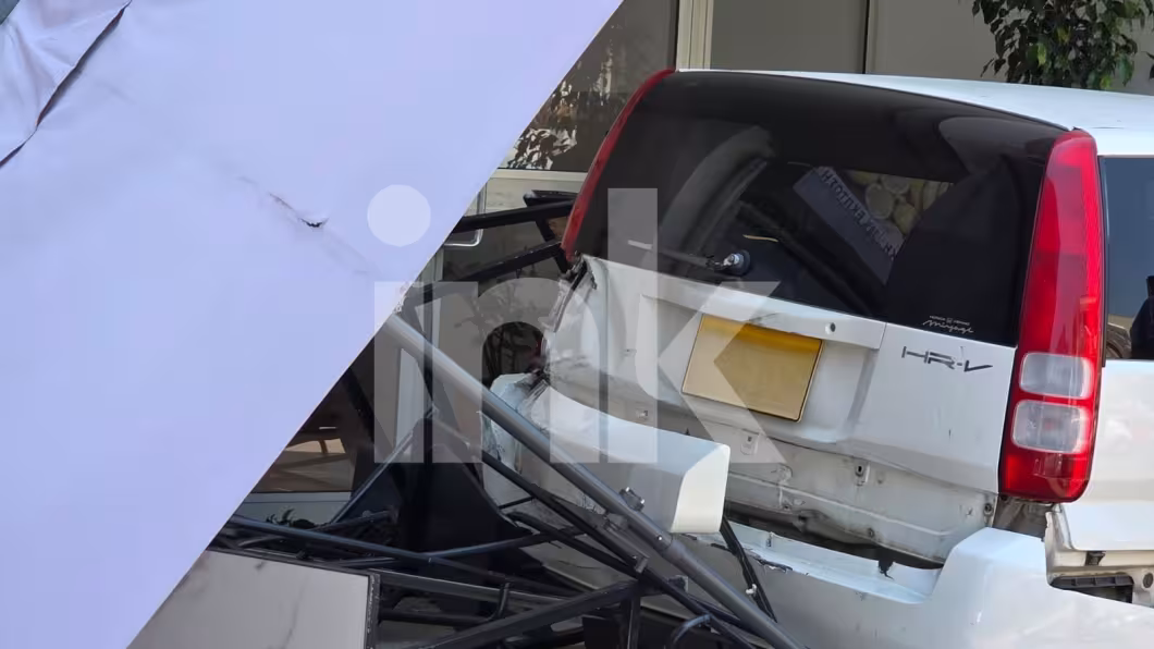 Αυτοκίνητο κατέληξε σε καφετέρια μετά από σύγκρουση στη Λεωφόρο Κυρηνείας (Φωτό)