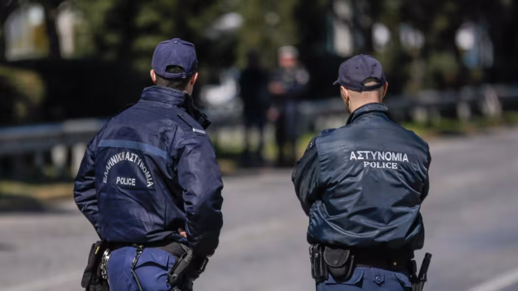 «Ελάτε γρήγορα»: Η στιγμή που αστυνομικοί απεγκλωβίζουν ηλικιωμένη από τη φωτιά στον Κουβαρά (Βίντεο)