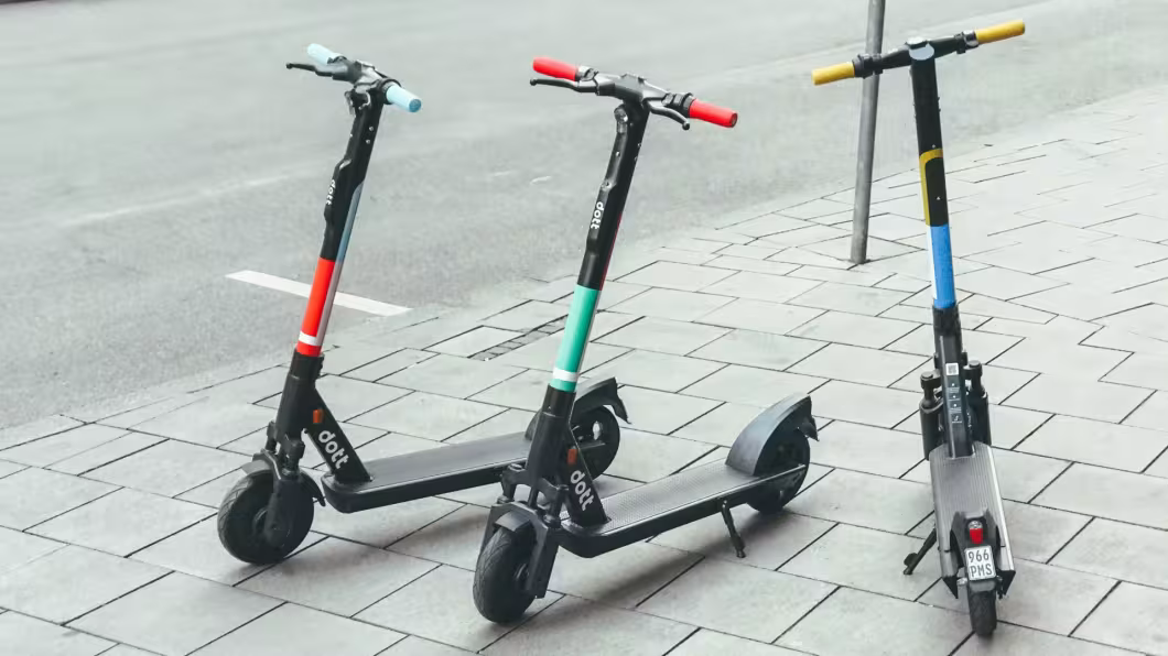 Στο στόχαστρο της Αστυνομίας τα e-scooters: Πάνω από 1.000 καταγγελίες σε δύο εβδομάδες