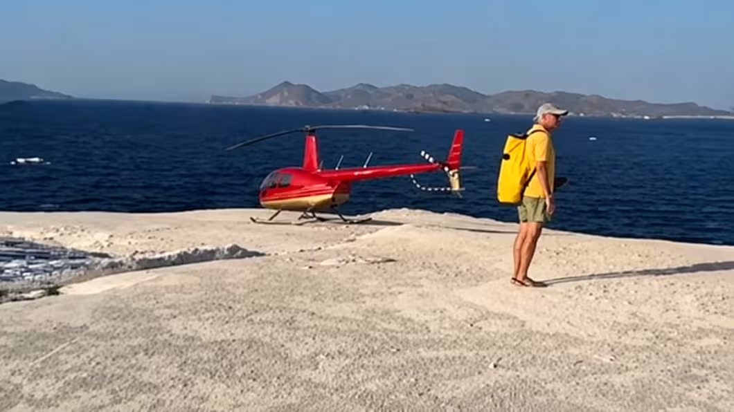 Μήλος: Προσγείωσε ελικόπτερο στο Σαρακήνικο για να πάει για μπάνιο – Παρέμβαση εισαγγελέα (Βίντεο)